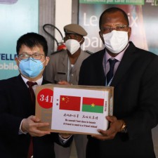 中方向布基纳法索瓦加杜古机场捐赠热成像测温机器人及有关医疗物资