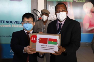 中方向布基纳法索瓦加杜古机场捐赠热成像测温机器人及有关医疗物资